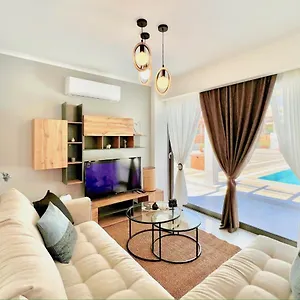 Hotel Cielo, Tourlos